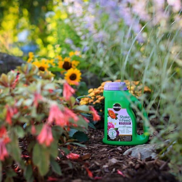 Miracle Gro / 10-18-9 Ultra Flowering Plant Fertilizer / Shake ‘n Feed - Pépinière